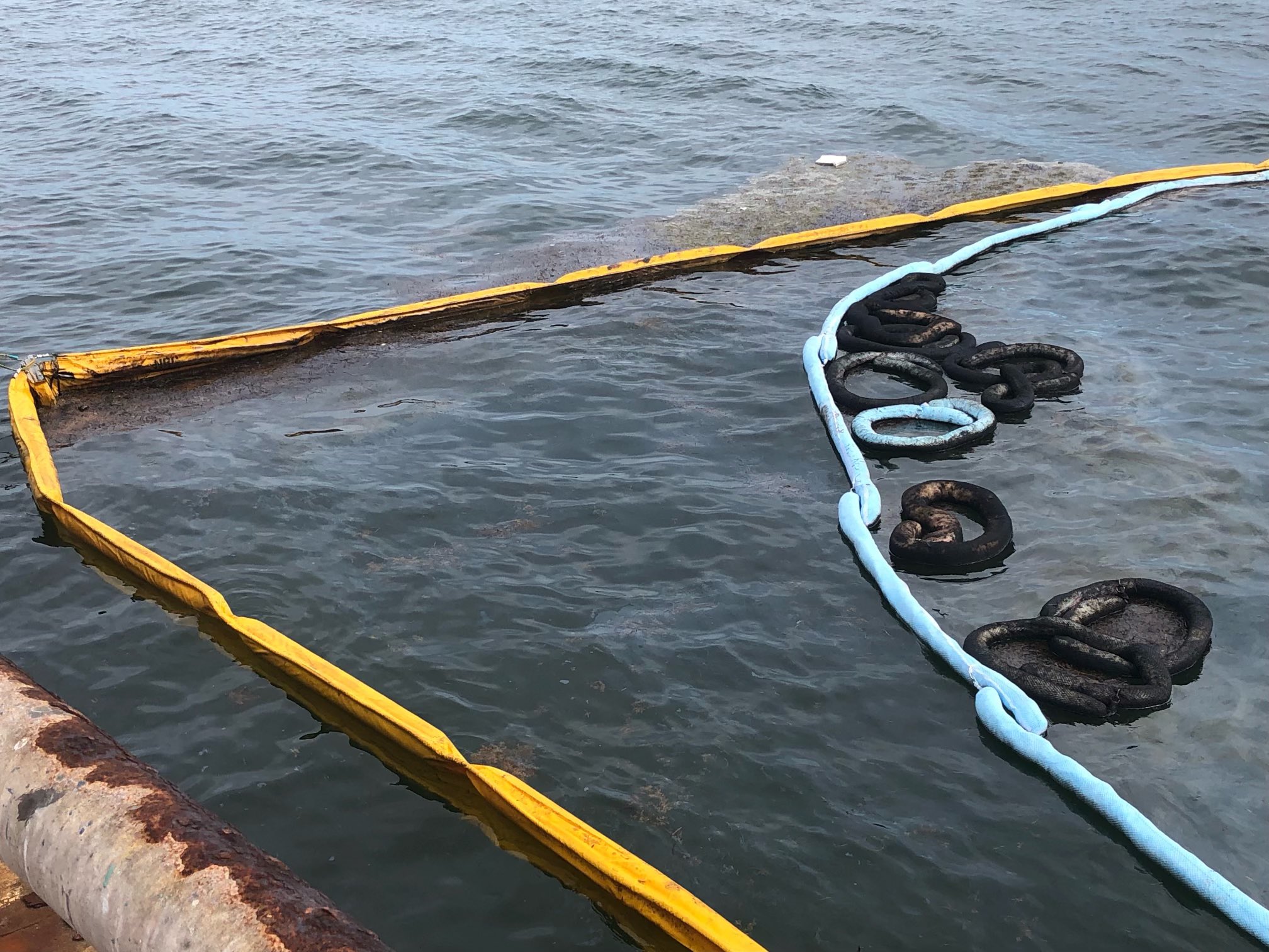 Continúa la limpieza en el puerto de Miami por derrame de combustible Continúa la limpieza en el puerto de Miami por derrame de combustible