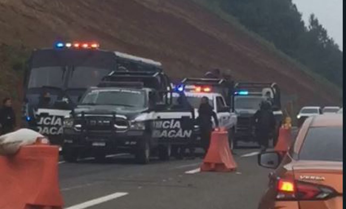 Detienen y desarman a convoy con más de 160 miembros en Autopista Siglo 21, en Michoacán Detienen y desarman a convoy con más de 160 miembros en Autopista Siglo 21, en Michoacán