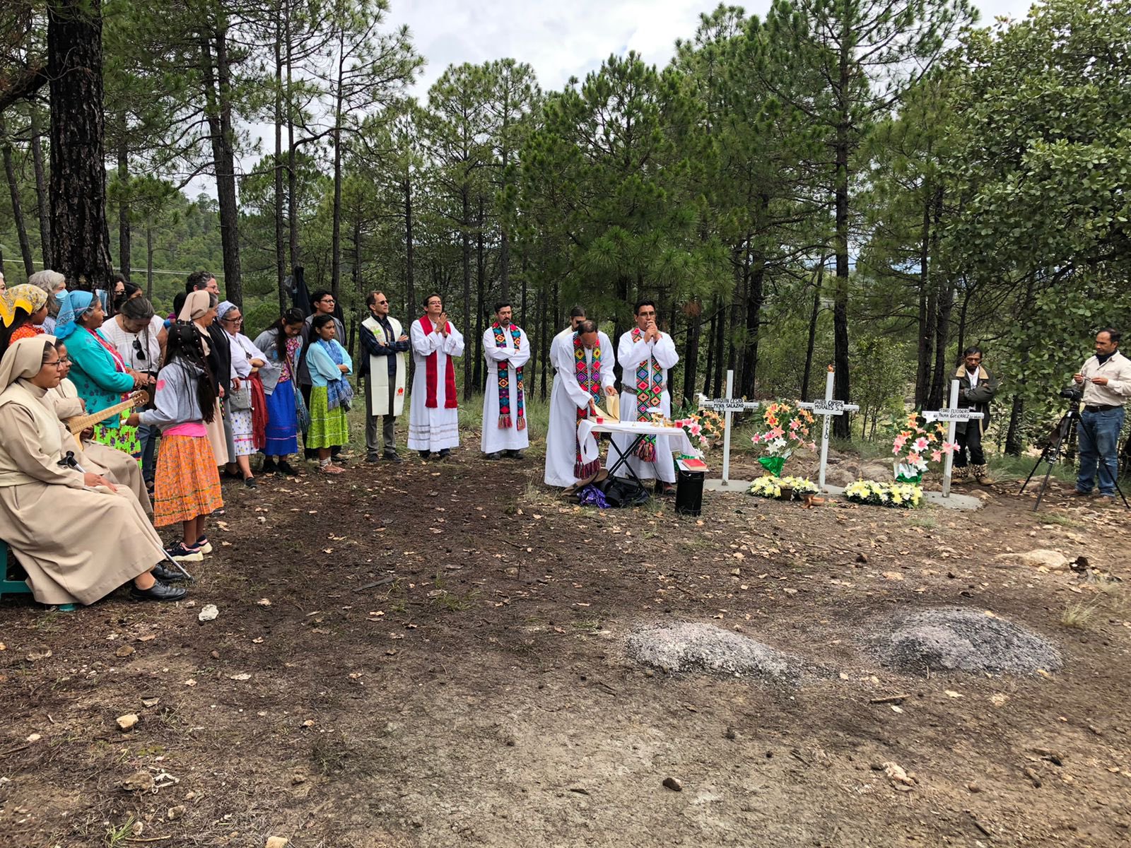 Colocan cruces en sitio donde hallaron cuerpos de dos sacerdotes jesuitas y un guía de turistas en Chihuahua