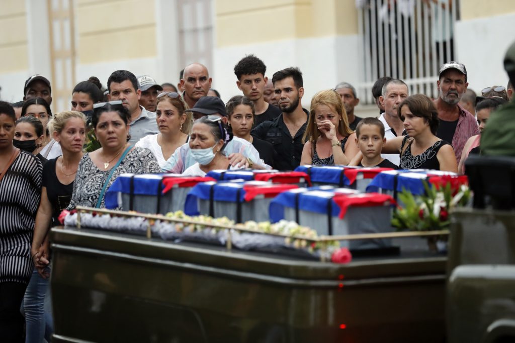 Cuba homenajea a víctimas mortales en el gran incendio de Matanzas - cuba-homenajea-a-14-de-las-victimas-mortales-en-el-gran-incendio-de-matanzas-34-1024x683