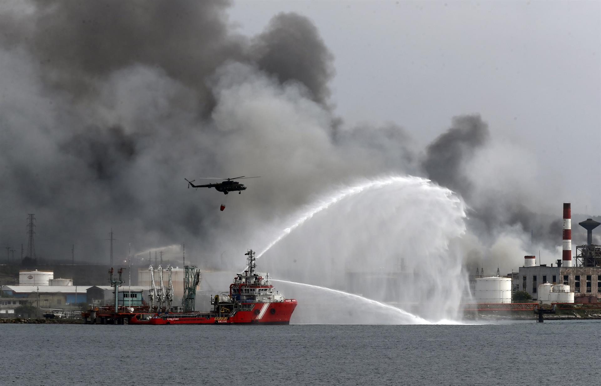 Cuba da por controlado el grave incendio industrial en Matanzas Cuba da por controlado el grave incendio industrial en Matanzas