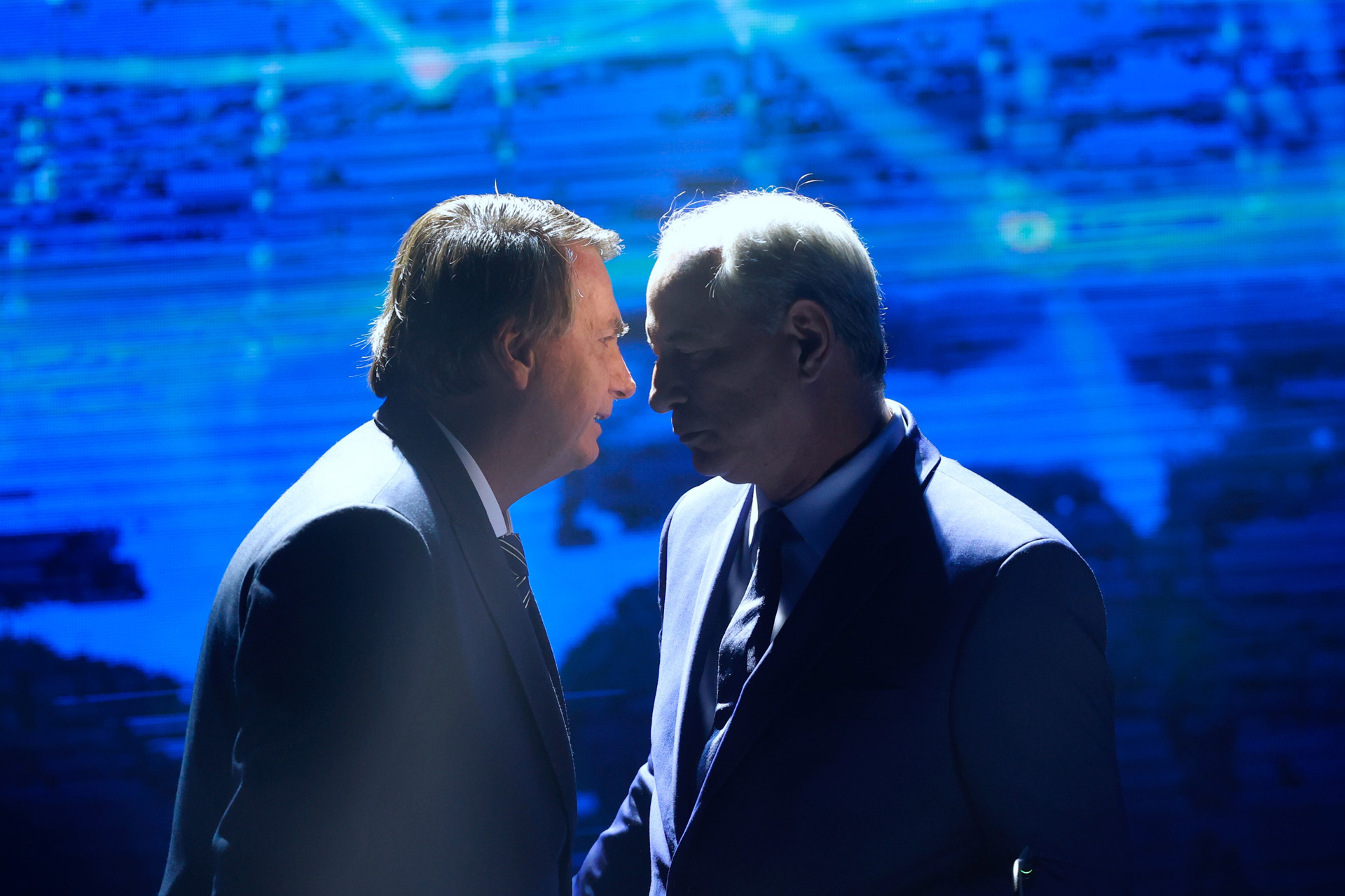 Bolsonaro ofende a periodista durante el debate entre candidatos Bolsonaro ofende a periodista durante el debate entre candidatos