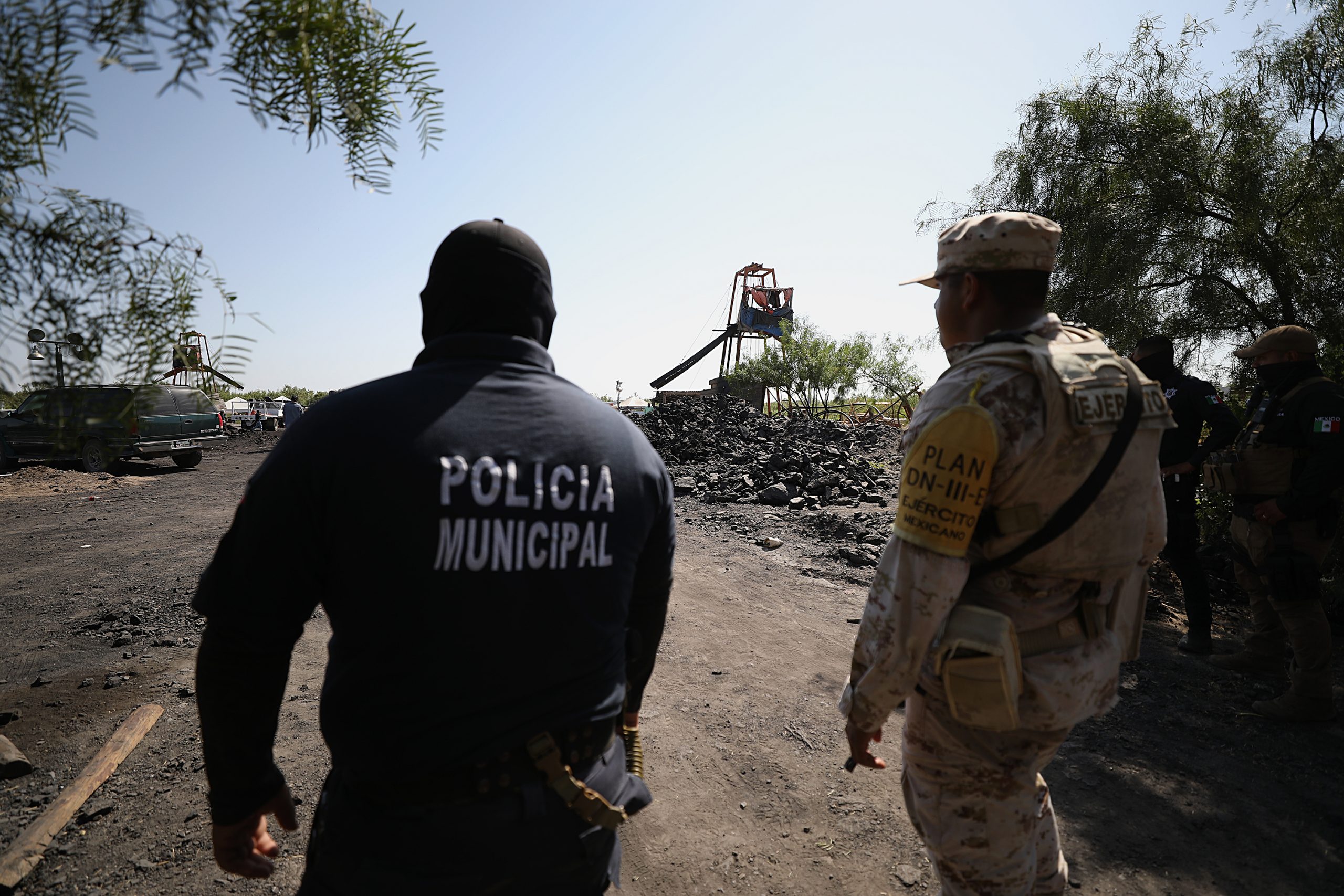 Sin avances rescate de mineros a más de 24 horas del derrumbe Sin avances rescate de mineros a más de 24 horas del derrumbe