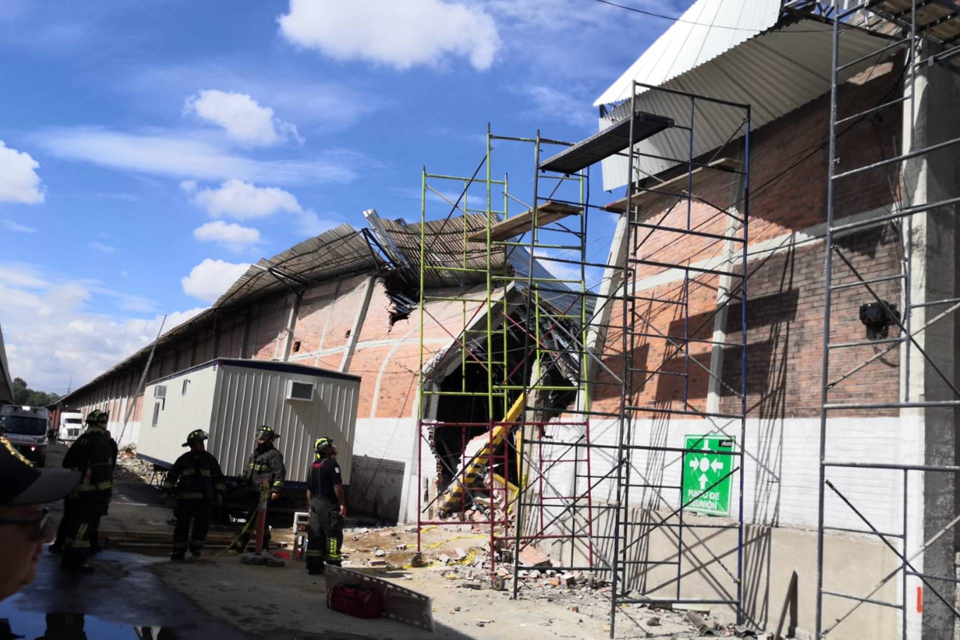 Derrumbe de techo en bodega de Azcapotzalco deja un muerto y tres heridos Derrumbe de techo en bodega de Azcapotzalco deja un muerto y tres heridos