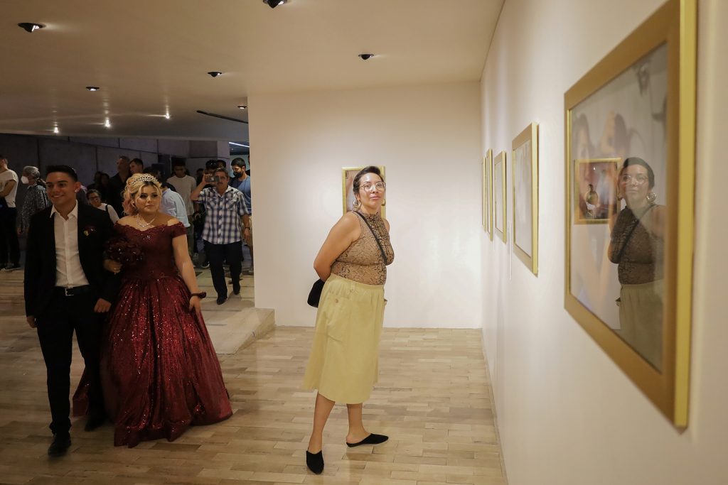 'Ellas no bailan solas' retrata la vida de migrantes en EE.UU. por medio de las quinceañeras - ellas-no-bailan-solas-retrata-la-vida-de-migrantes-en-eeuu-por-medio-de-las-quinceaneras-2-1024x683