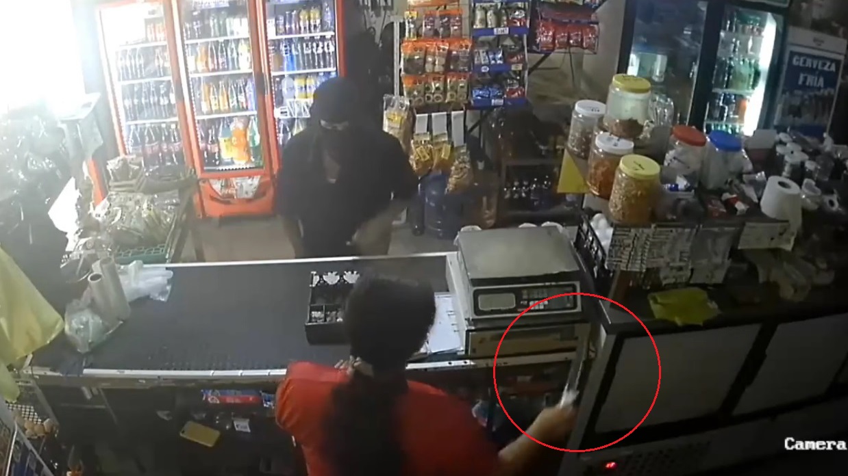 #Video Empleada de tienda en Colima se defiende de asalto con cuchillo