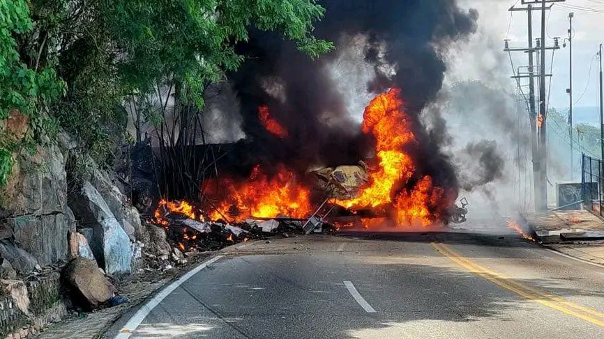 #Video Explota pipa de combustible sobre Av. Escénica de Acapulco #Video Explota pipa de combustible sobre Av. Escénica de Acapulco