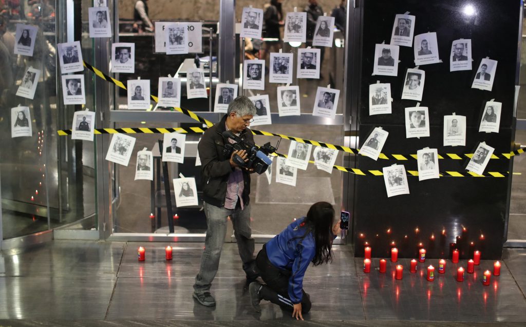 Periodistas protestan frente a FGR por asesinato de Fredid Román - fgr2-1024x637