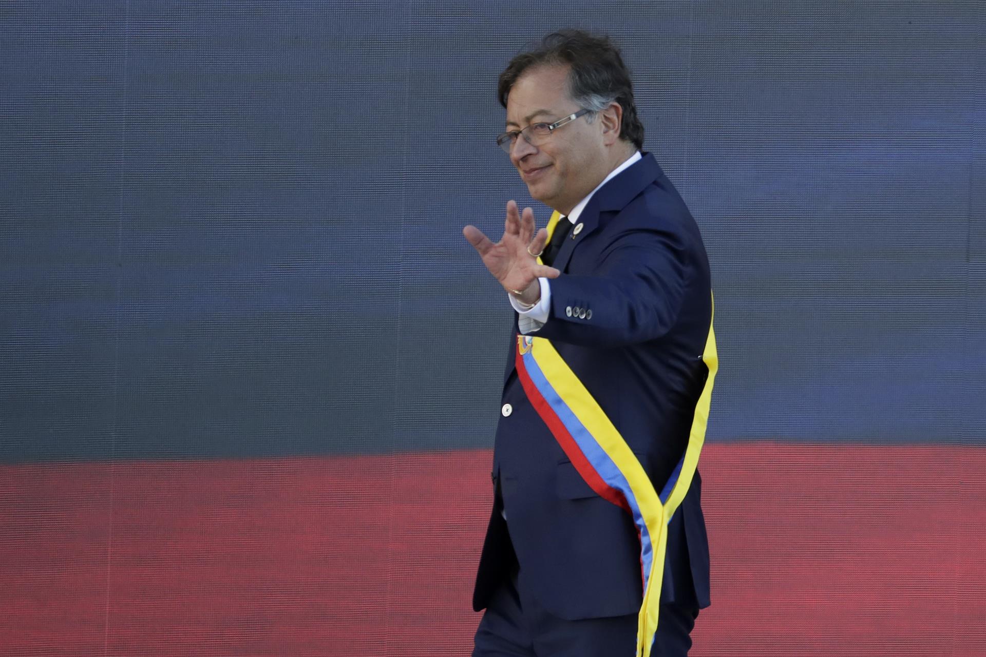 “Cambio histórico” en Colombia, llegada al poder de Gustavo Petro: AMLO