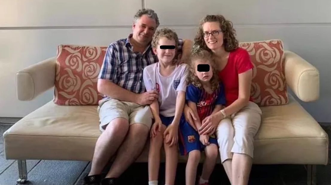 Mujer murió durante vuelo y esposo e hijos viajaron 8 horas junto al cuerpo Mujer murió durante vuelo y esposo e hijos viajaron 8 horas junto al cuerpo