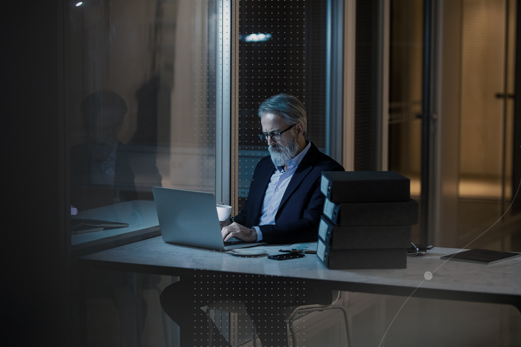 Inversión PRO de SURA, expertos financieros para un patrimonio seguro - hombre-computadora-1024x683