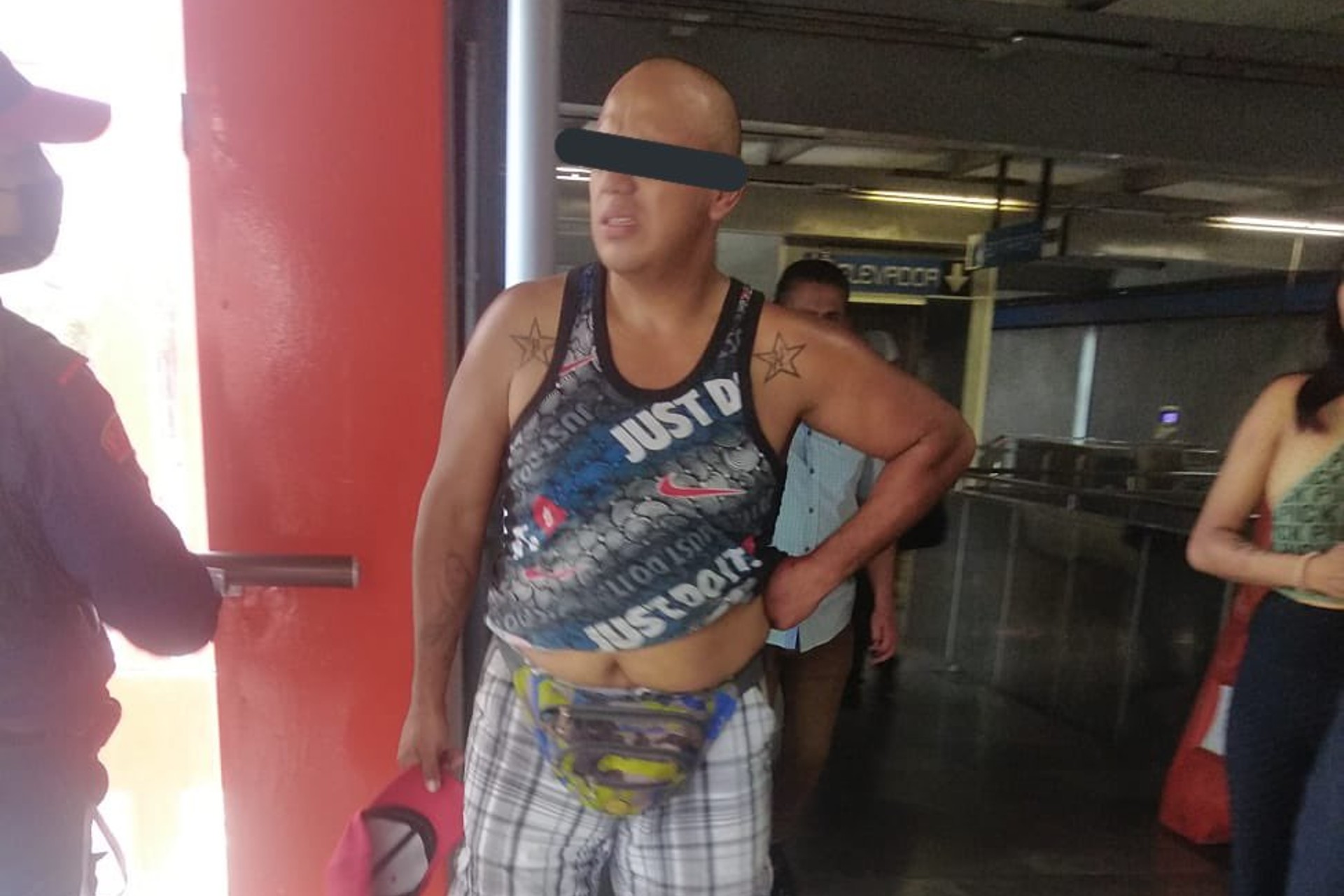 Sujeto le arranca la oreja de una mordida a un usuario en Metro Xola