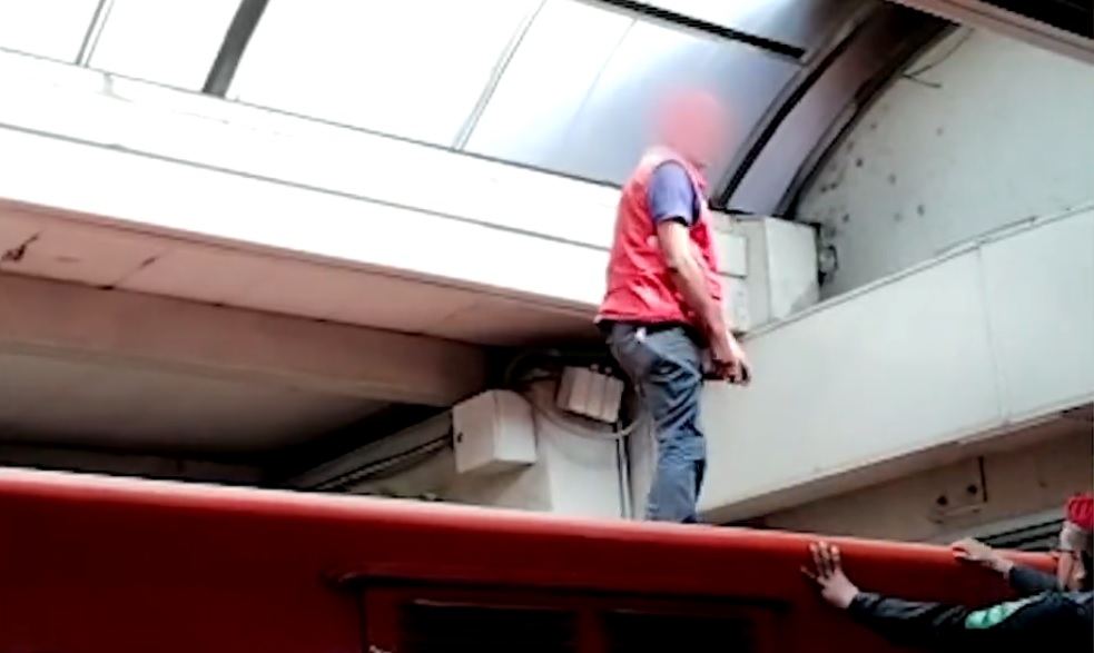 #Video Detienen a sujeto en L3 del Metro por subir a techo de convoy #Video Detienen a sujeto en L3 del Metro por subir a techo de convoy