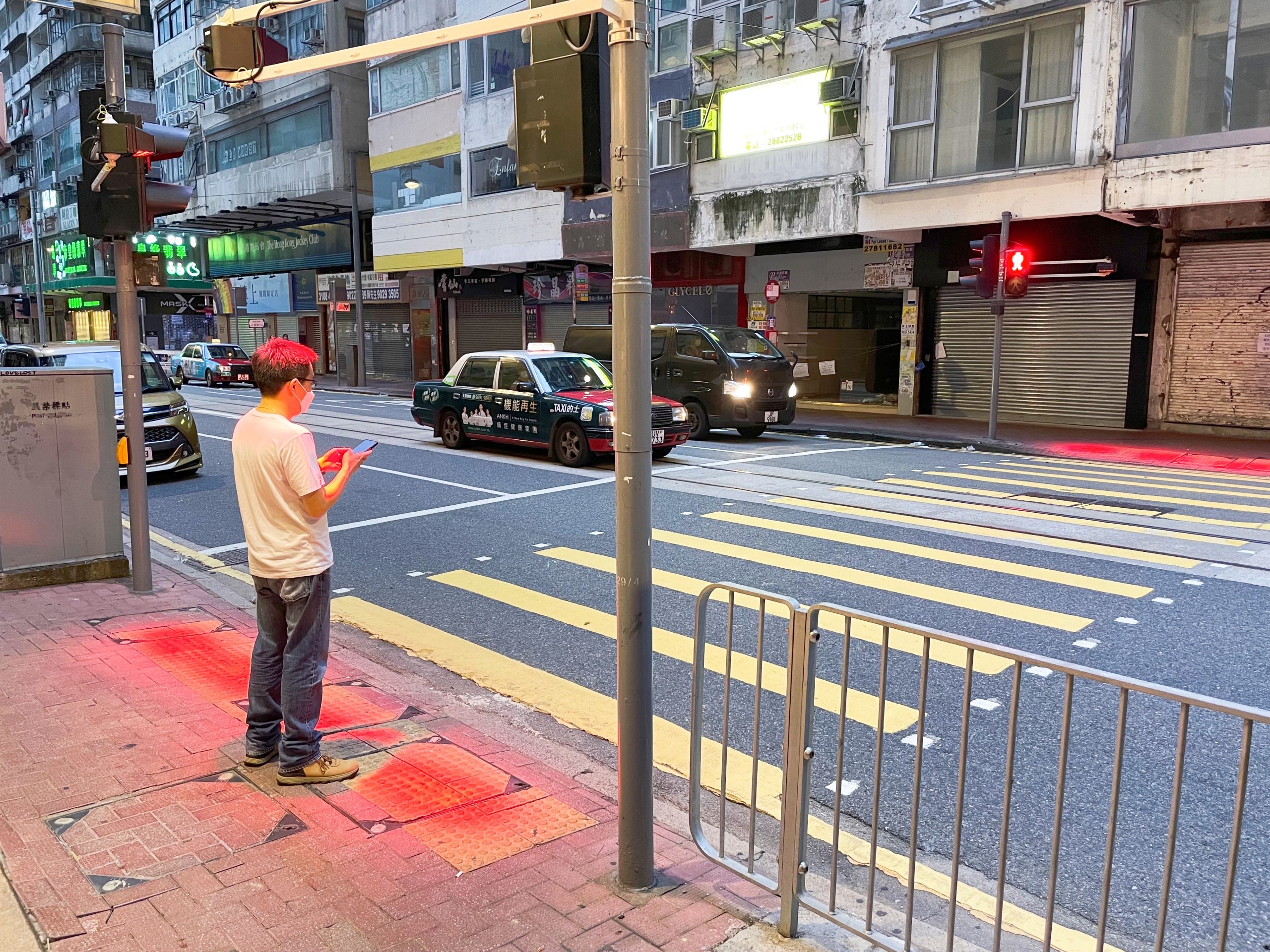 Hong Kong proyecta en la acera luces rojas para “adictos” al móvil