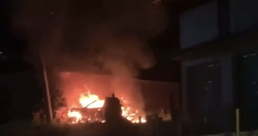 #Video Noche de enfrentamientos en Uruapan; quemaron un auto #Video Noche de enfrentamientos en Uruapan; quemaron un auto