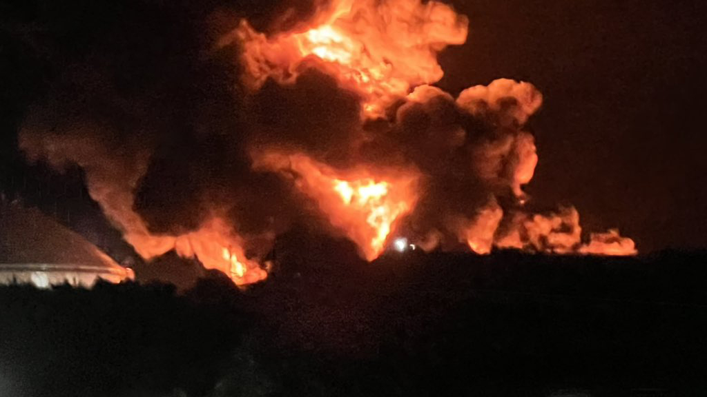 Continúa Cuba la lucha contra el grave incendio industrial en Matanzas