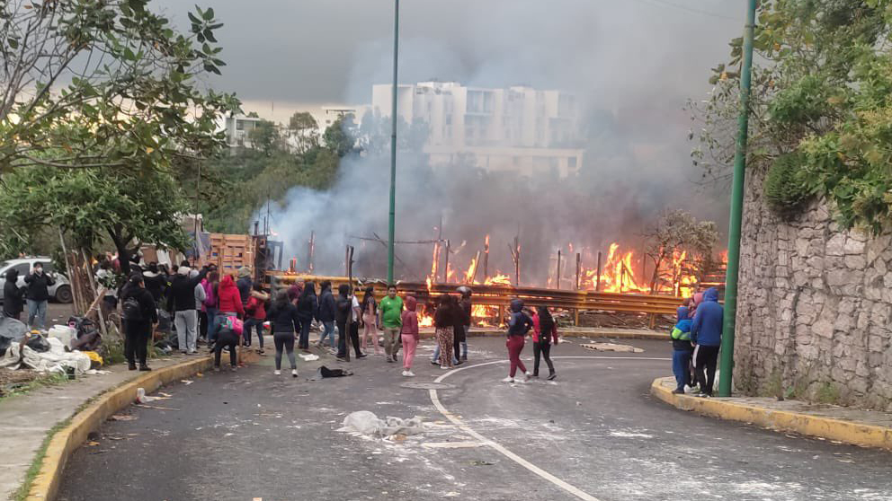 #Video Desalojo de predio en Santa Fe terminó en incendio; hay dos heridos #Video Desalojo de predio en Santa Fe terminó en incendio; hay dos heridos