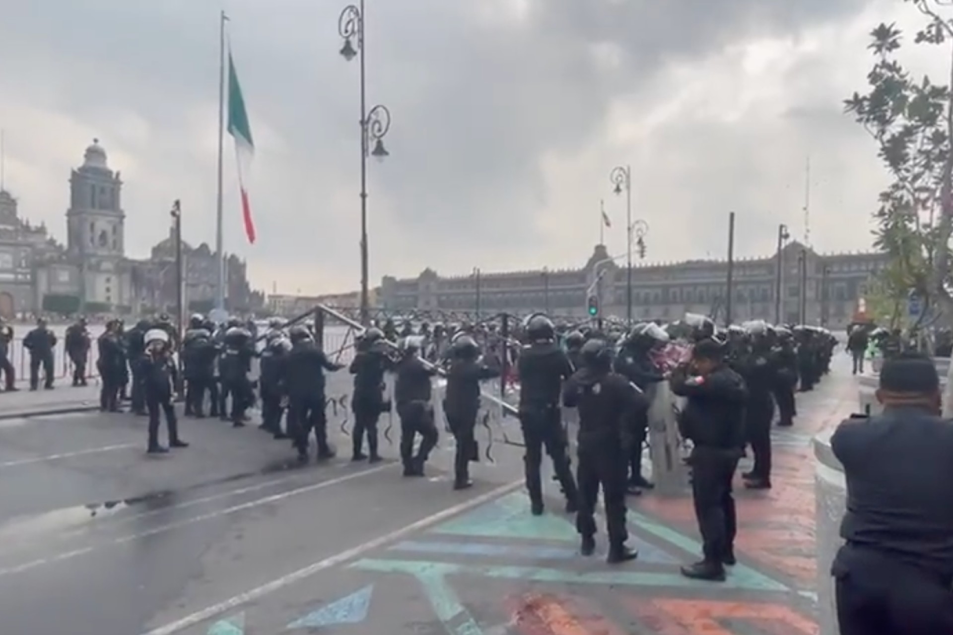 Policías encapsulan a indígenas que protestaban frente al Gobierno de CDMX