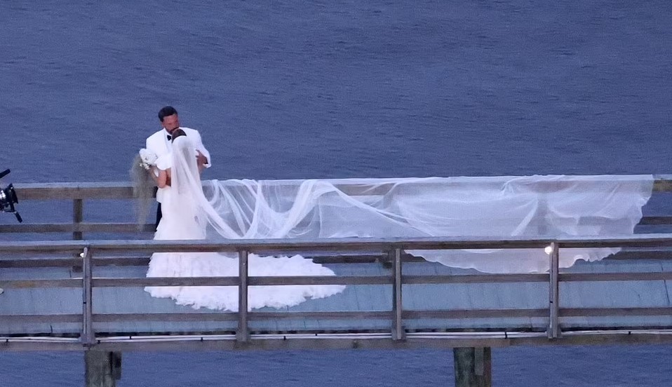 Ben Affleck y Jennifer López celebran boda en espectacular mansión en Georgia - jlo-y-ben-affleck-en-sesion-de-fotos-de-su-boda