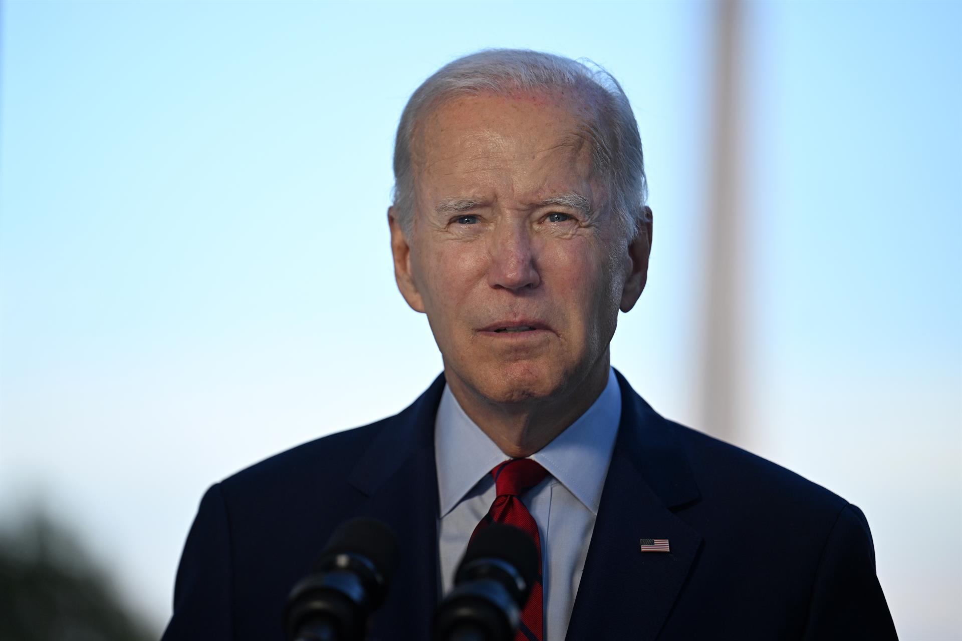 Biden sigue con COVID-19, pero sin fiebre y con menos tos