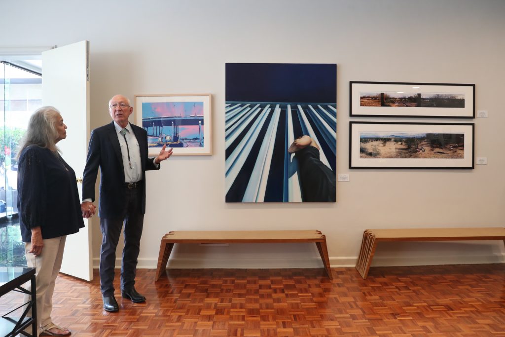 Arte en la residencia de Ken Salazar aboga por unidad - ken-salazar1-1024x683