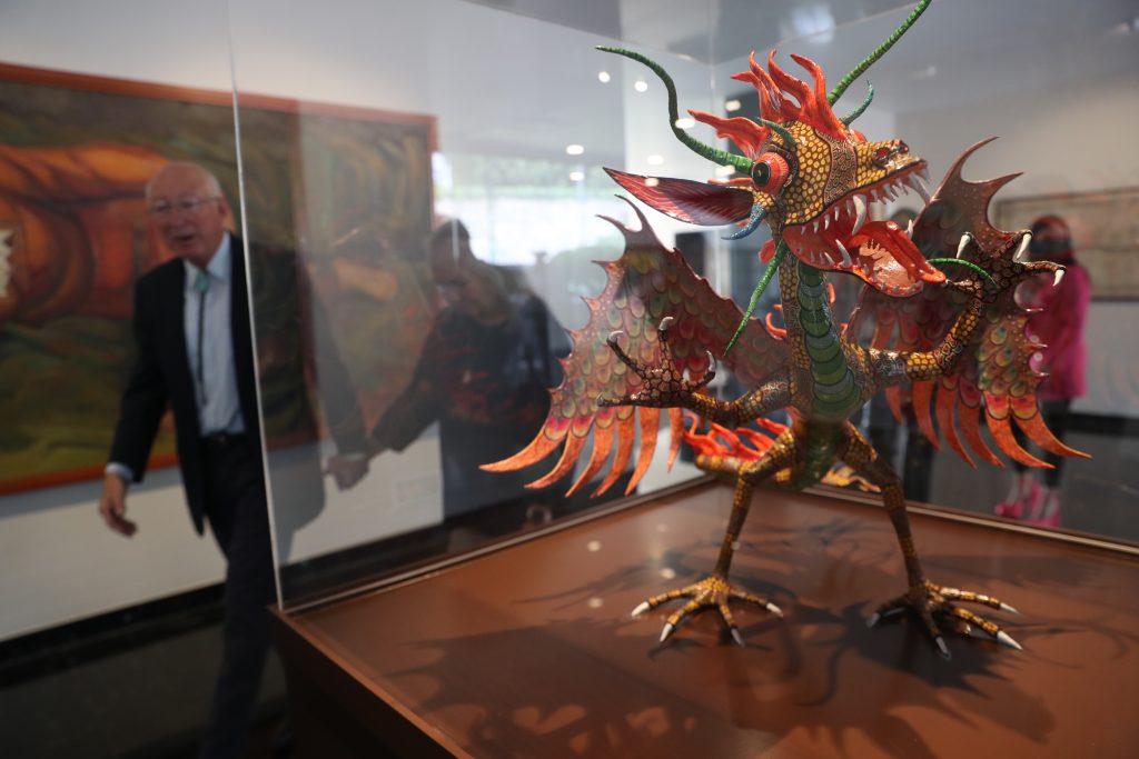 Arte en la residencia de Ken Salazar aboga por unidad - ken-salazar2-1024x683