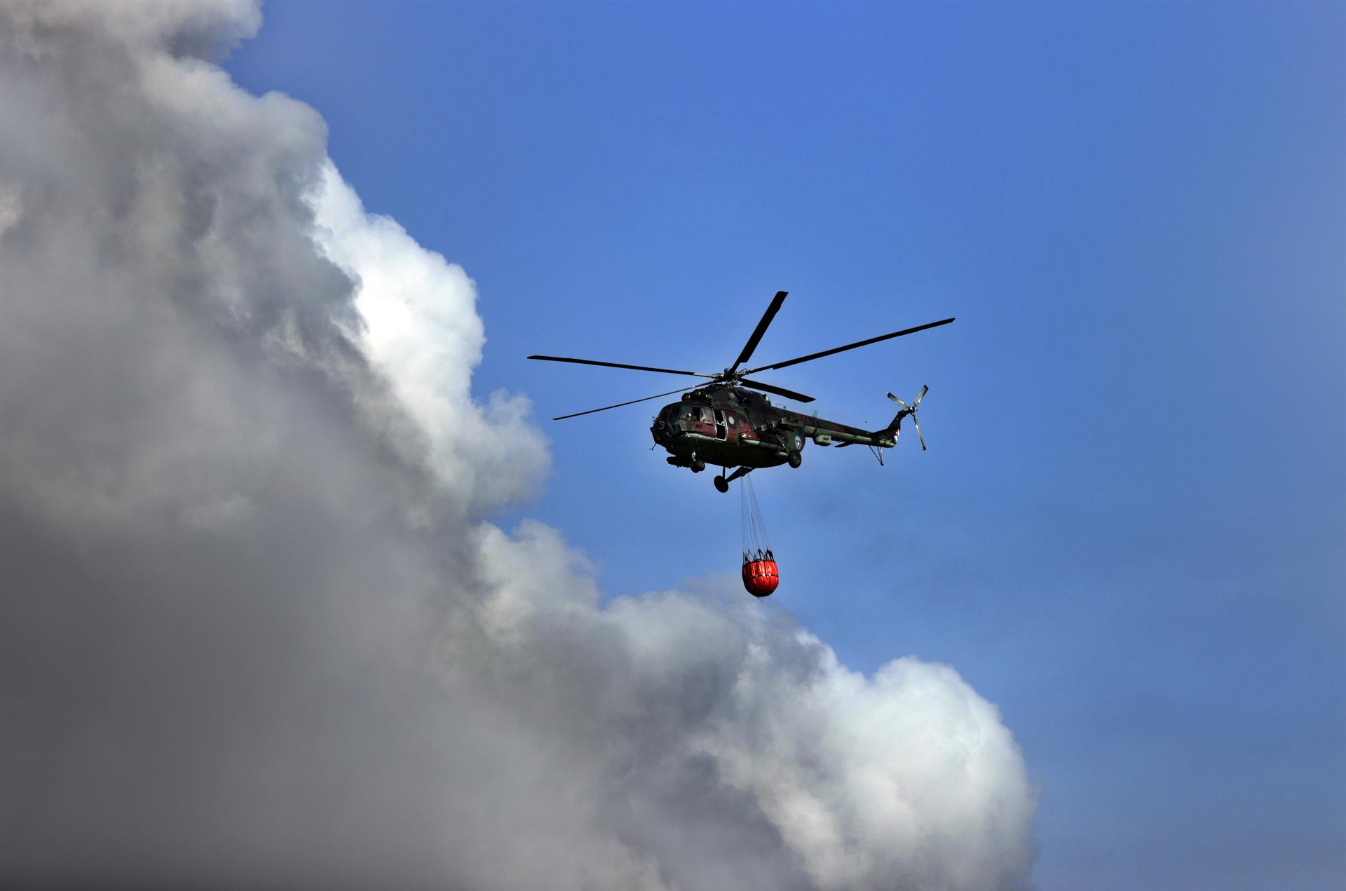 Progresa la extinción del grave incendio industrial en Cuba