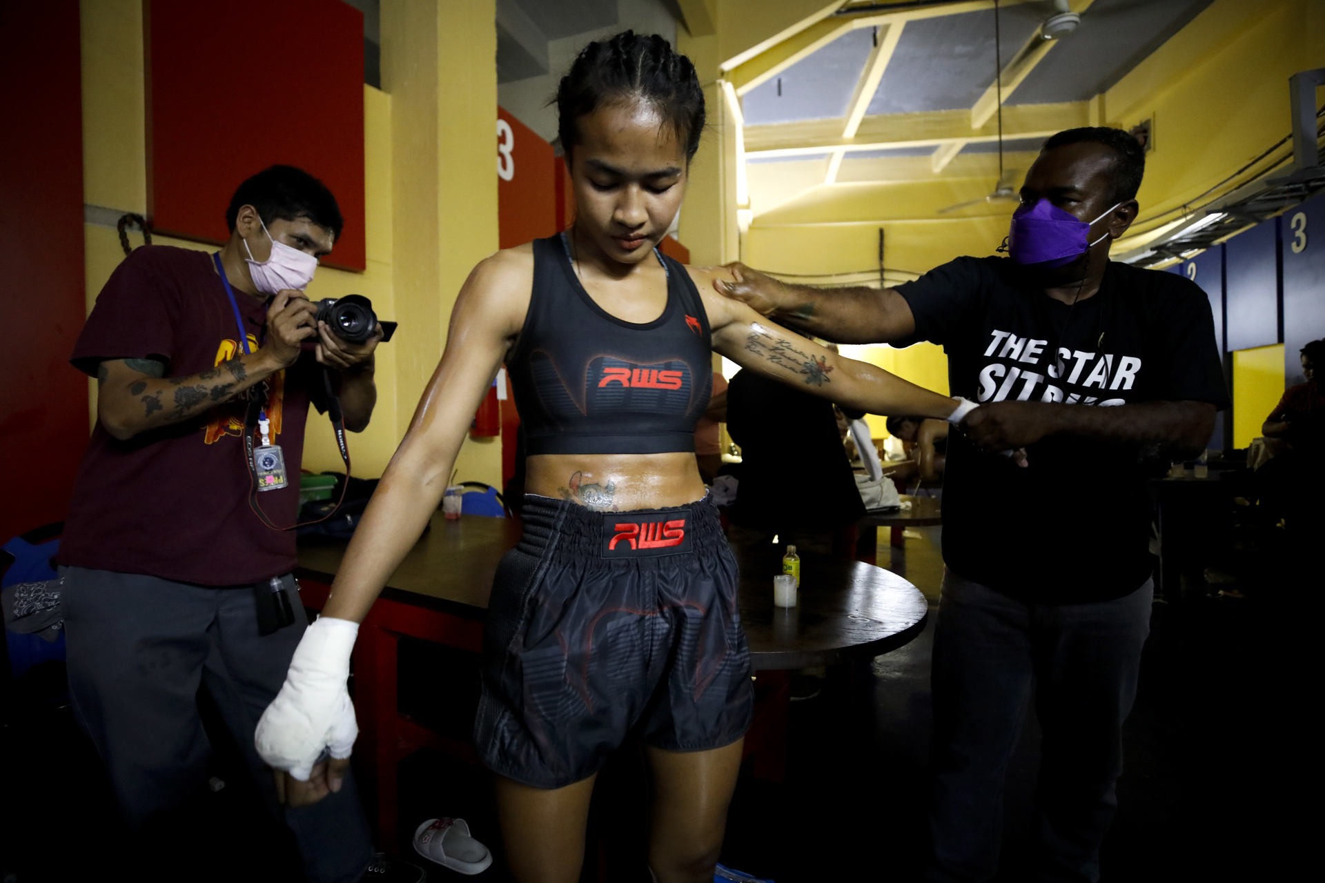 Las mujeres luchan por primera vez en el templo del boxeo tailandés