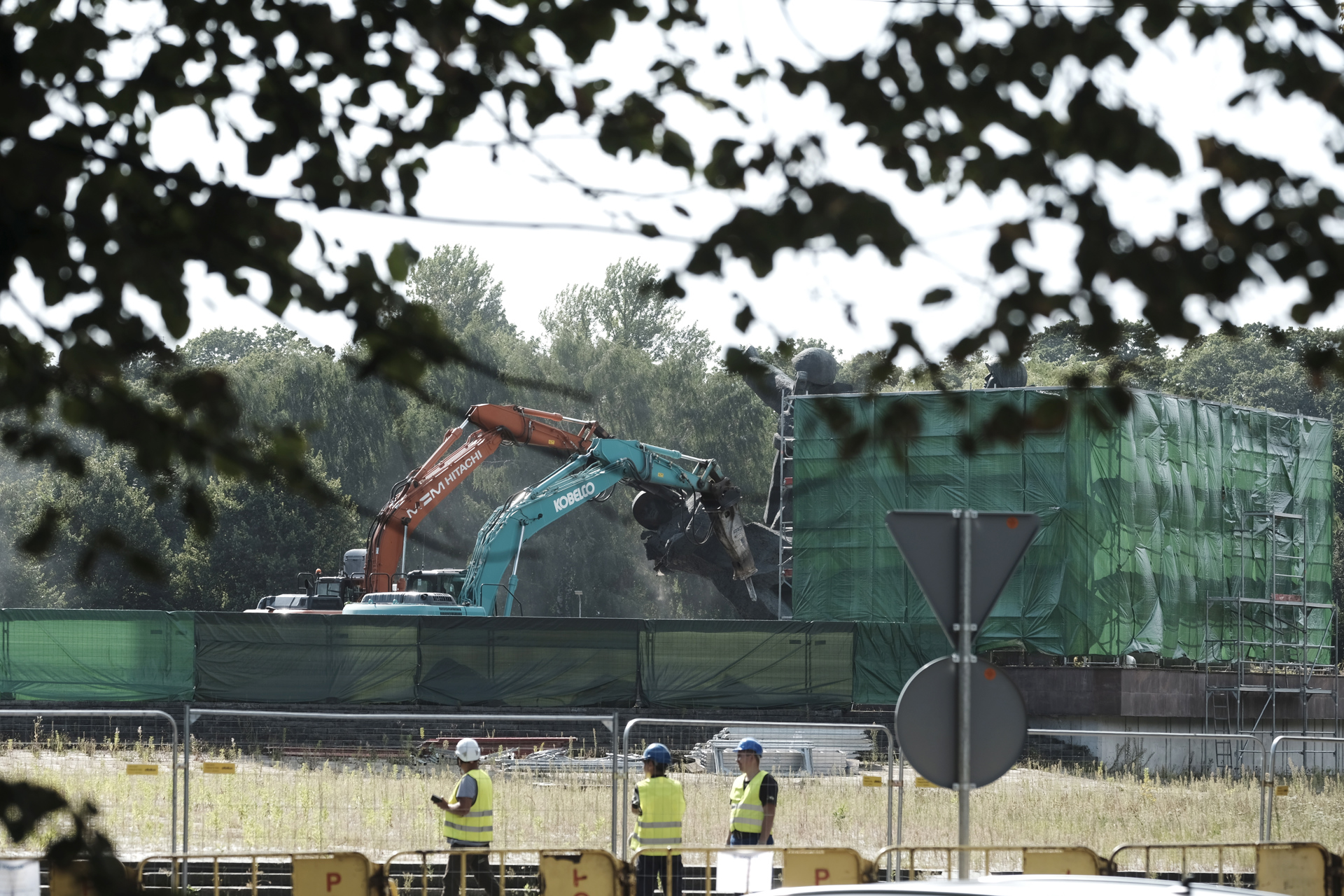 Letonia empieza demolición de controvertido monumento soviético