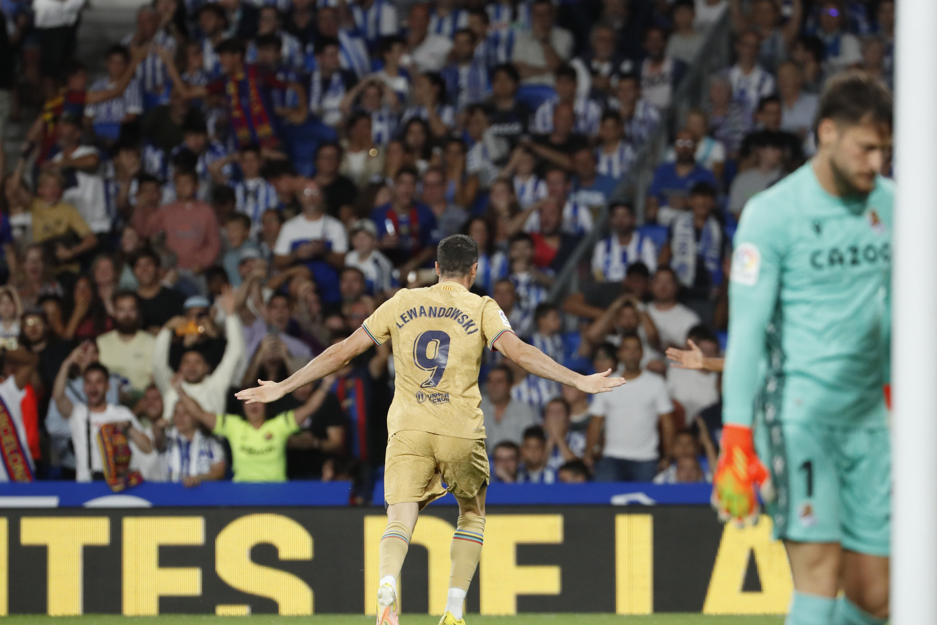 Barcelona real sociedad live. Левандовский в Барселоне. Барселона Реал Сосьедад. Хави и Левандовски.