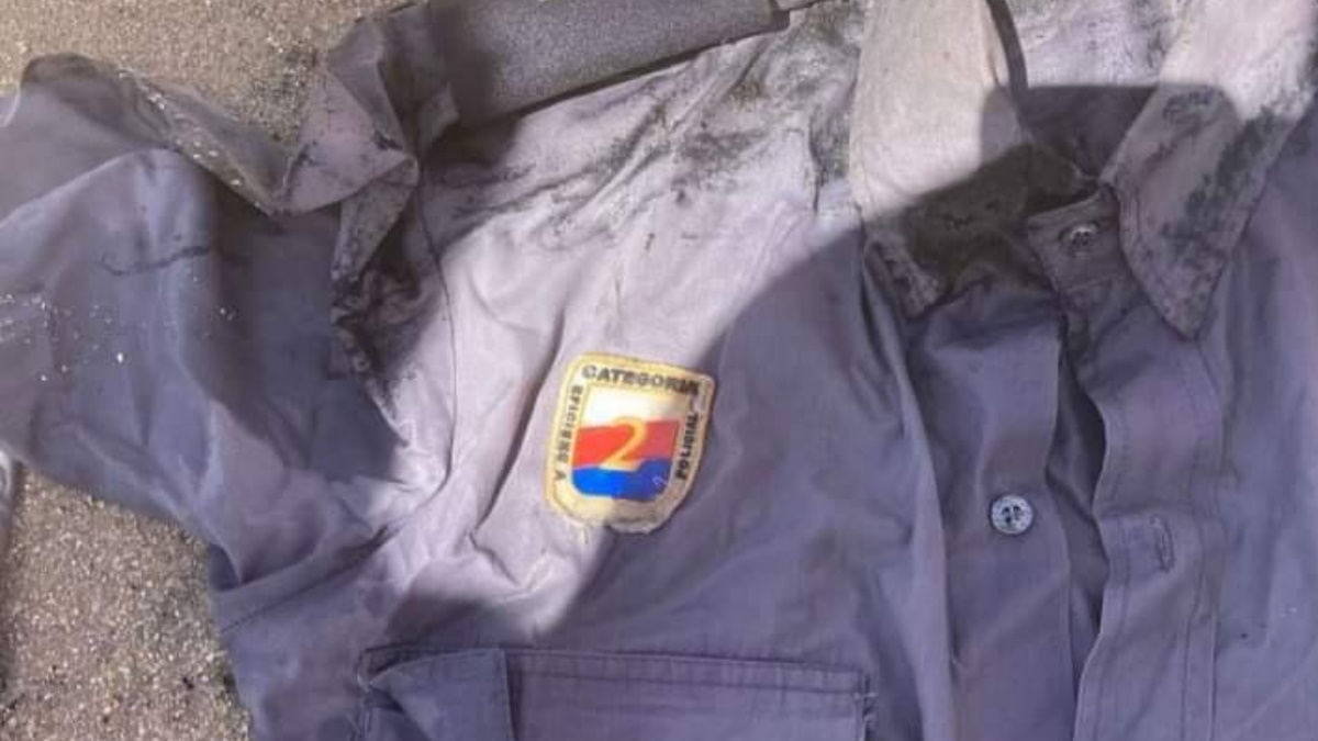 Llega hasta Miami Beach una balsa calcinada con un uniforme de policía cubano Llega hasta Miami Beach una balsa calcinada con un uniforme de policía cubano