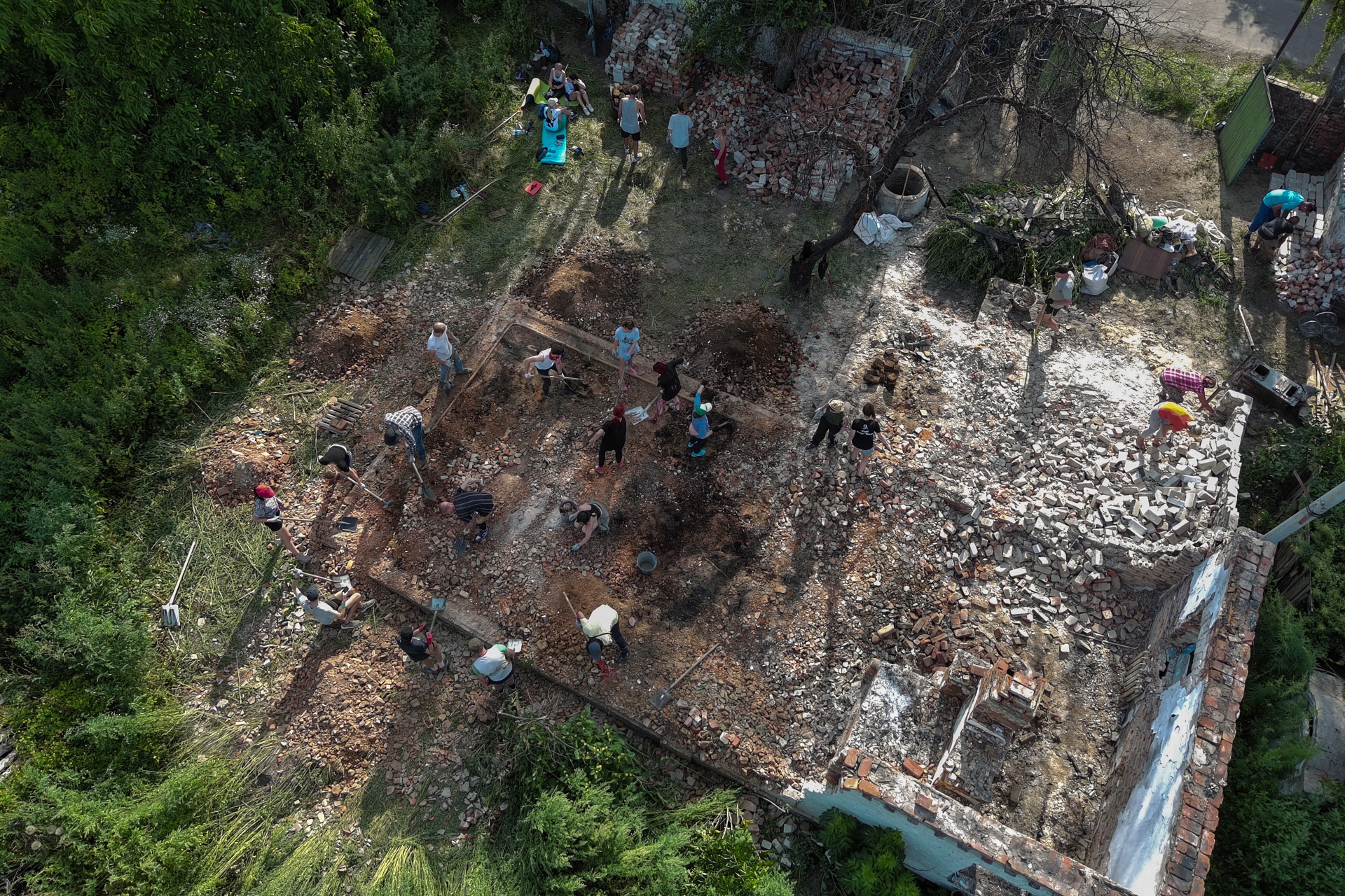 Los jóvenes voluntarios en Ucrania que limpian ciudades destruidas
