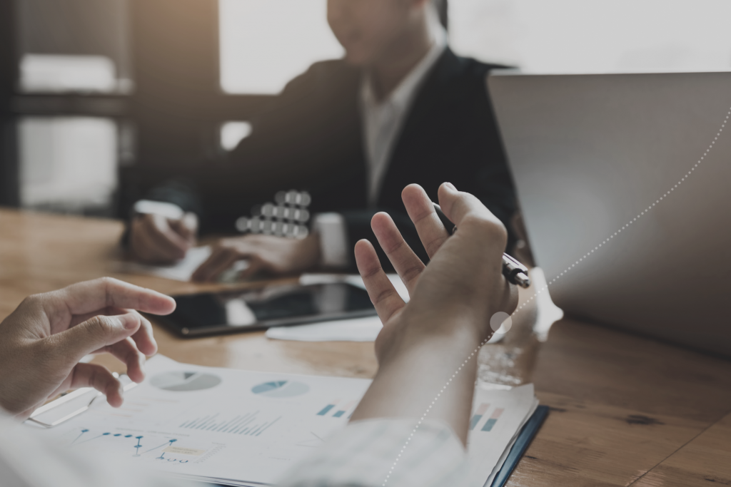 Inversión PRO de SURA, expertos financieros para un patrimonio seguro - manos-investment-1024x683