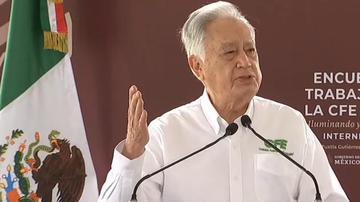 Manuel Bartlett bromea y llama “colados”, “de corbatita” y “mugrosos” a trabajadores de la CFE Manuel Bartlett bromea y llama “colados”, “de corbatita” y “mugrosos” a trabajadores de la CFE