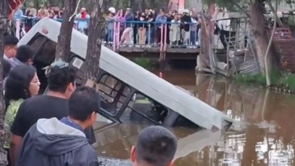 #Video Microbús choca contra puesto de comida y cae a canal de Xochimilco #Video Microbús choca contra puesto de comida y cae a canal de Xochimilco