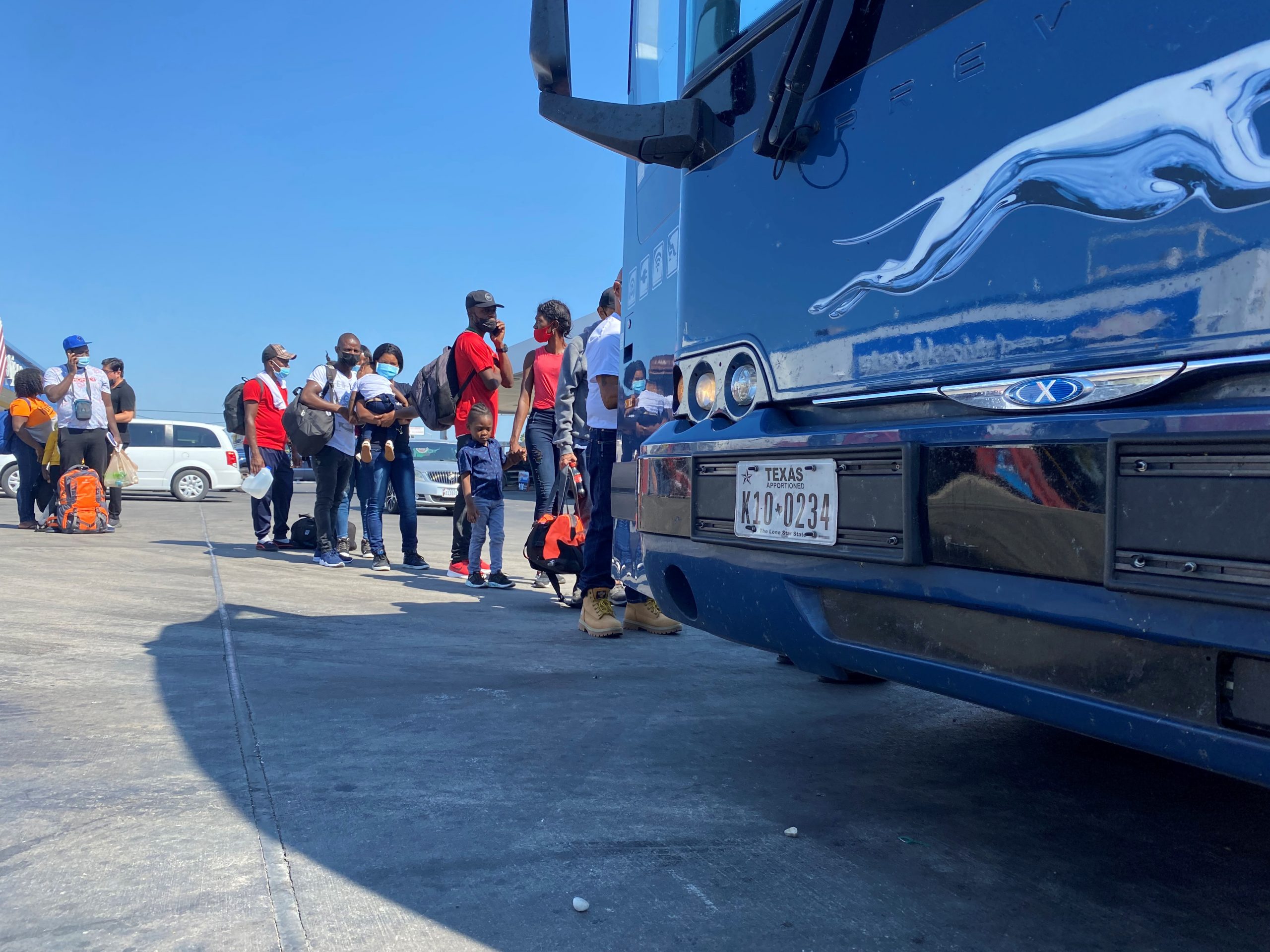Texas impone acuerdo de confidencialidad a autobuses que trasladan migrantes