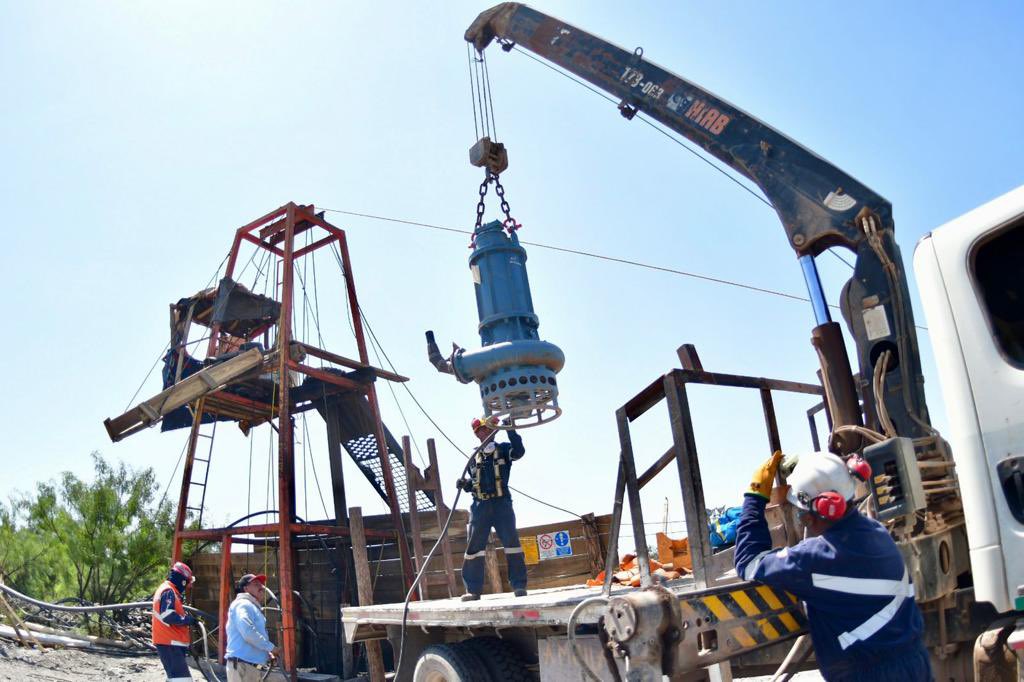 Aceleran labores de rescate de 10 mineros atrapados por derrumbe en mina Aceleran labores de rescate de 10 mineros atrapados por derrumbe en mina