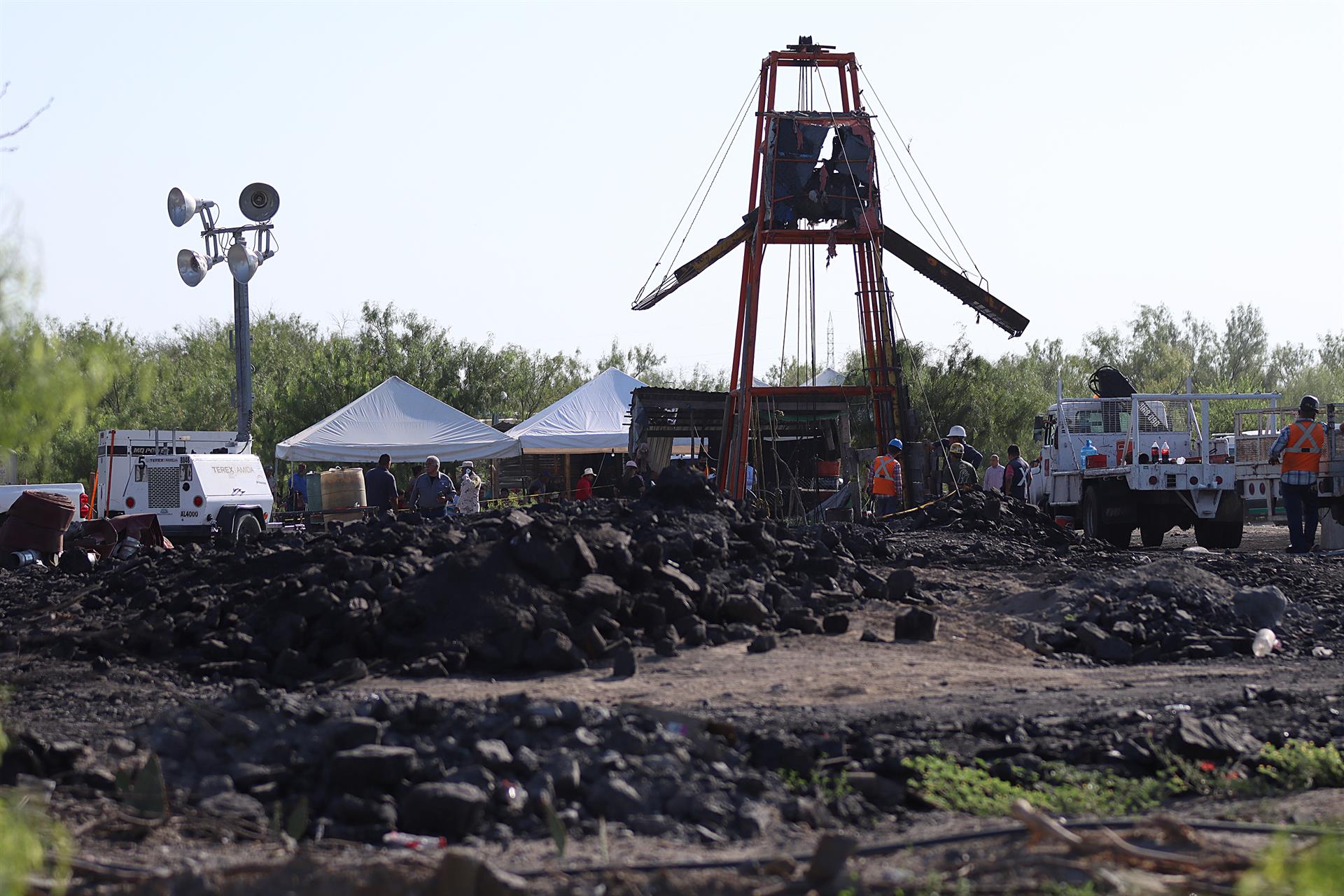 Continúan labores de rescate de 10 mineros atrapados en Coahuila Continúan labores de rescate de 10 mineros atrapados en Coahuila