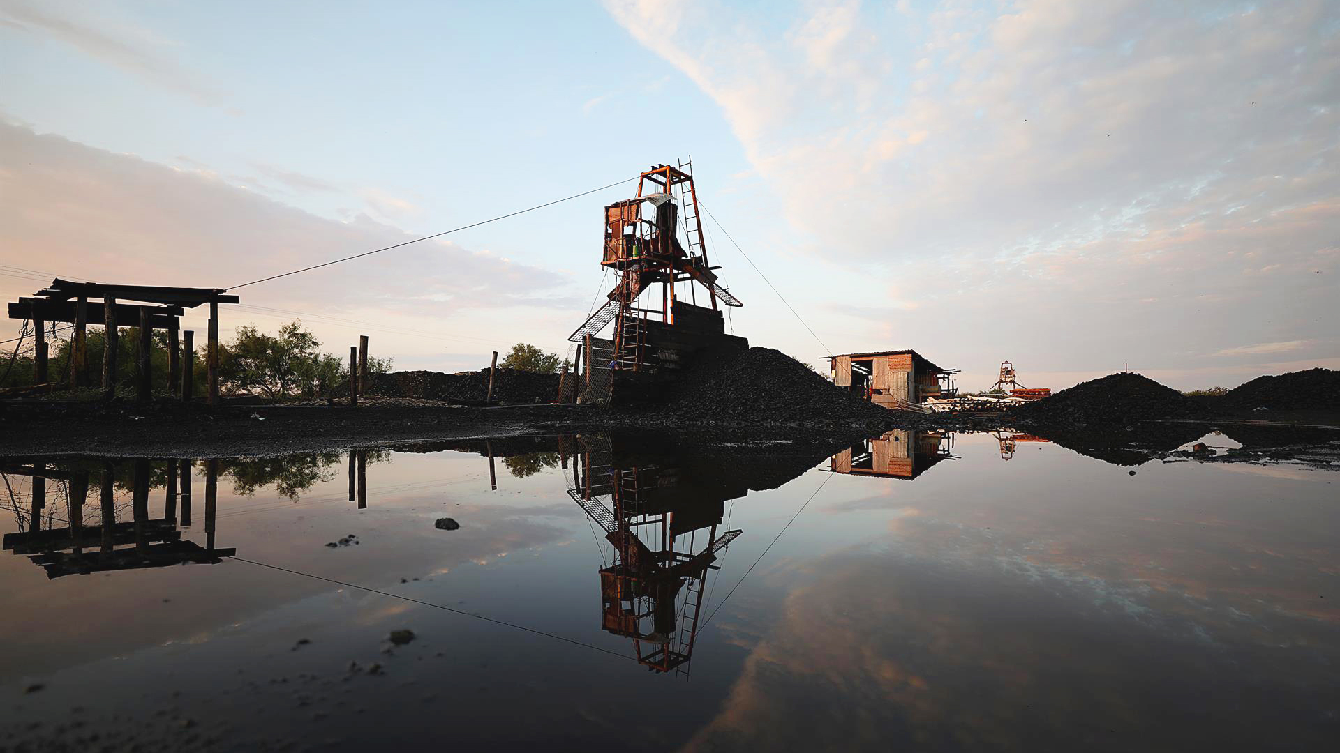 Sigue la incertidumbre en mina de Coahuila a dos semanas del derrumbe Sigue la incertidumbre en mina de Coahuila a dos semanas del derrumbe