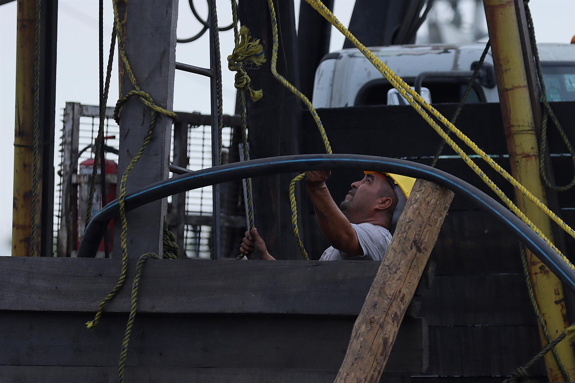 Familiares de mineros atrapados en Coahuila reportan que en 8 horas se logro bajar 7 metros de agua
