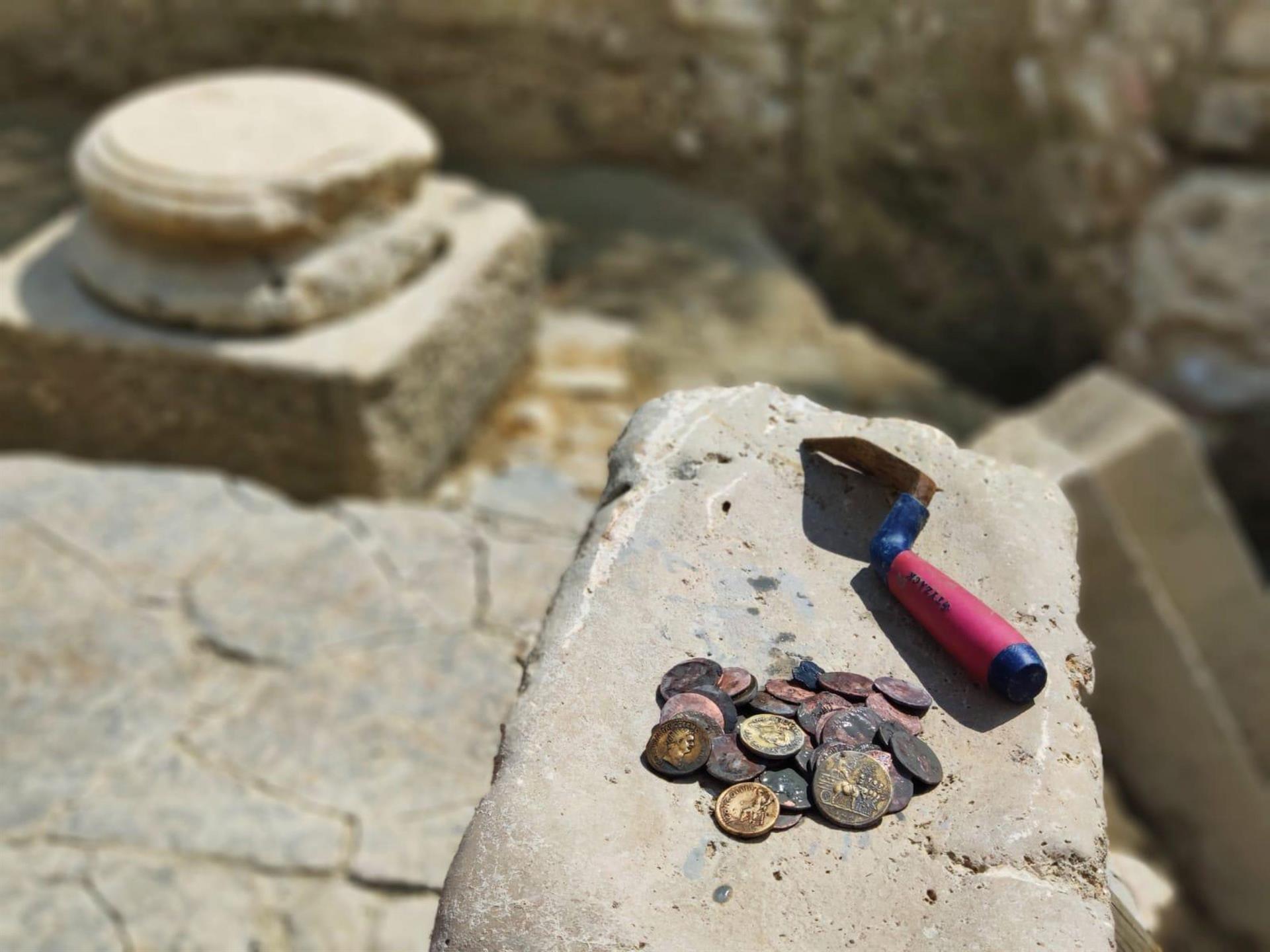 Descubren un tesoro con miles de monedas romanas en unas termas de Italia Descubren un tesoro con miles de monedas romanas en unas termas de Italia