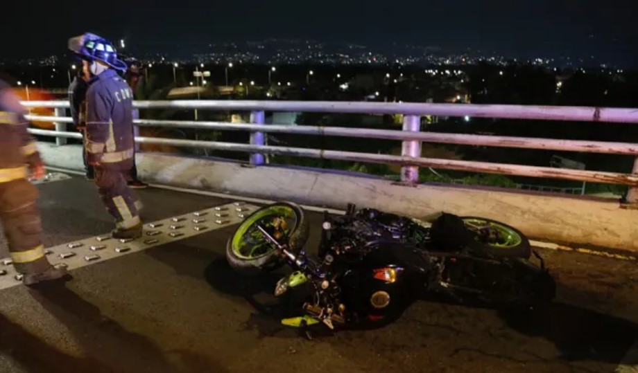 Joven motociclista murió en Tlalpan tras caer de puente Joven motociclista murió en Tlalpan tras caer de puente