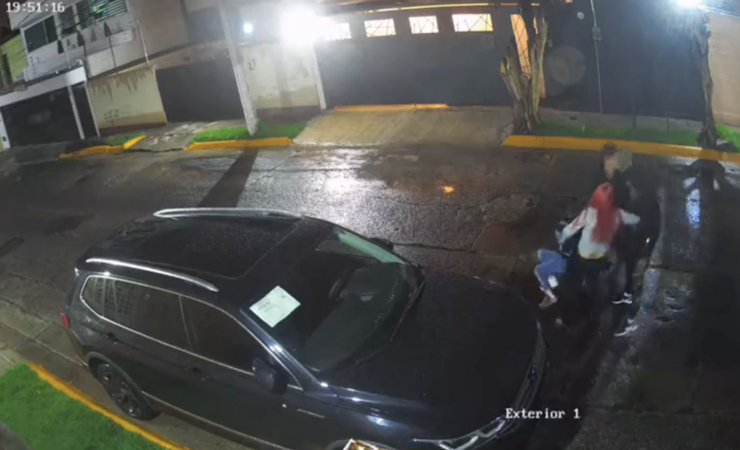 #Video Mujer protege a su hija durante asalto en Naucalpan #Video Mujer protege a su hija durante asalto en Naucalpan