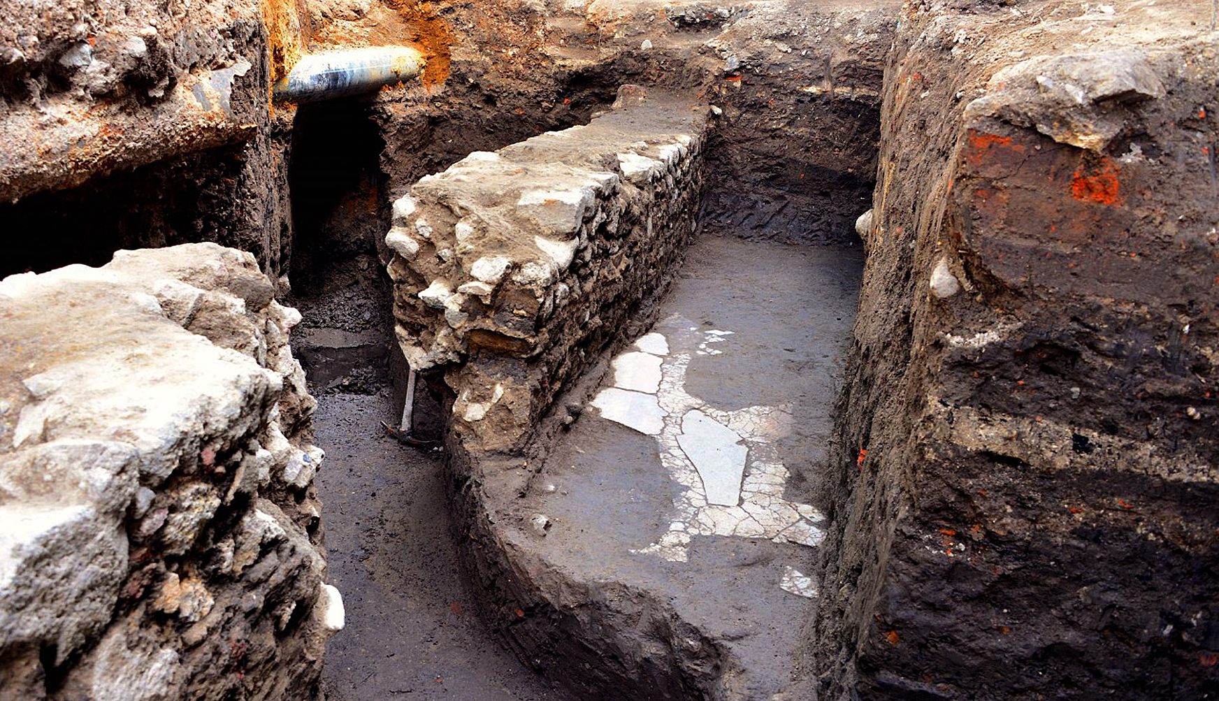 Muro novohispano localizado en Ciudad de México correspondería a barda perimetral de un edificio público