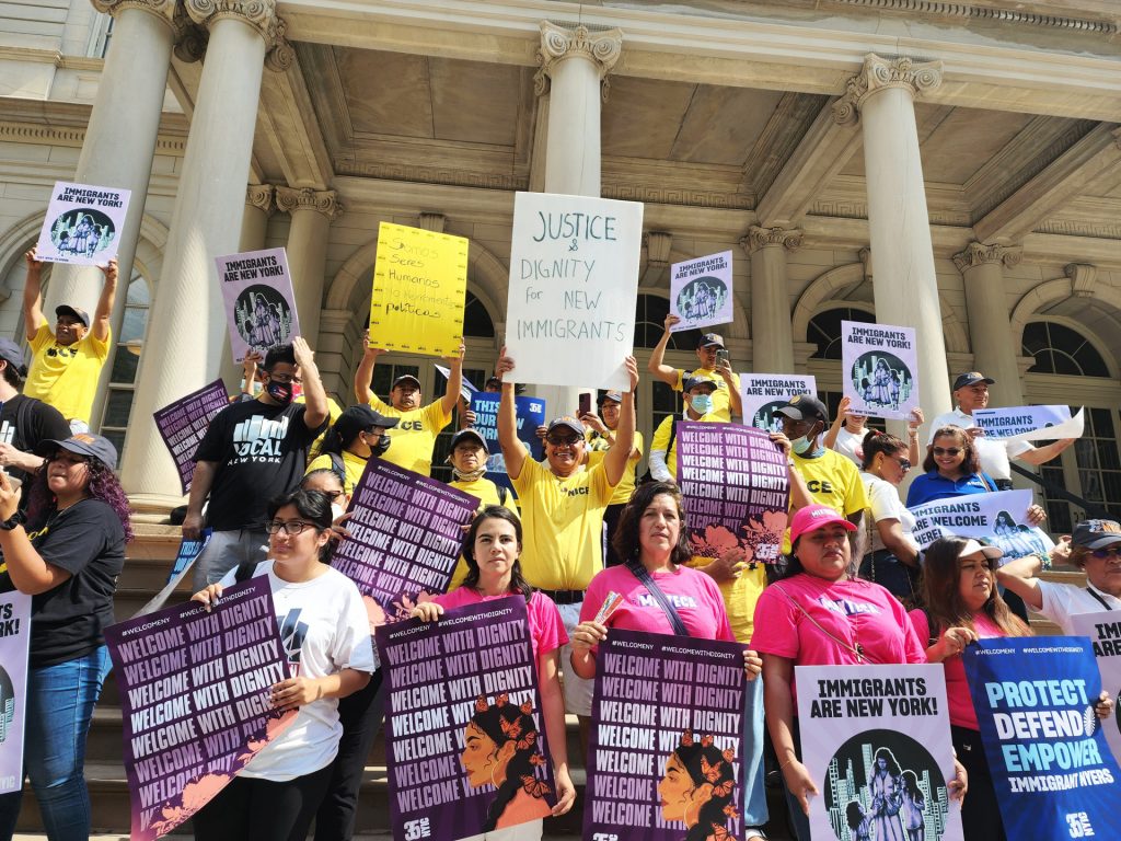 ONG de Nueva York desbordadas por la ola de migrantes enviados por Texas - ong-de-nueva-york-desbordadas-por-la-ola-de-migrantes-enviados-por-texas-1024x768