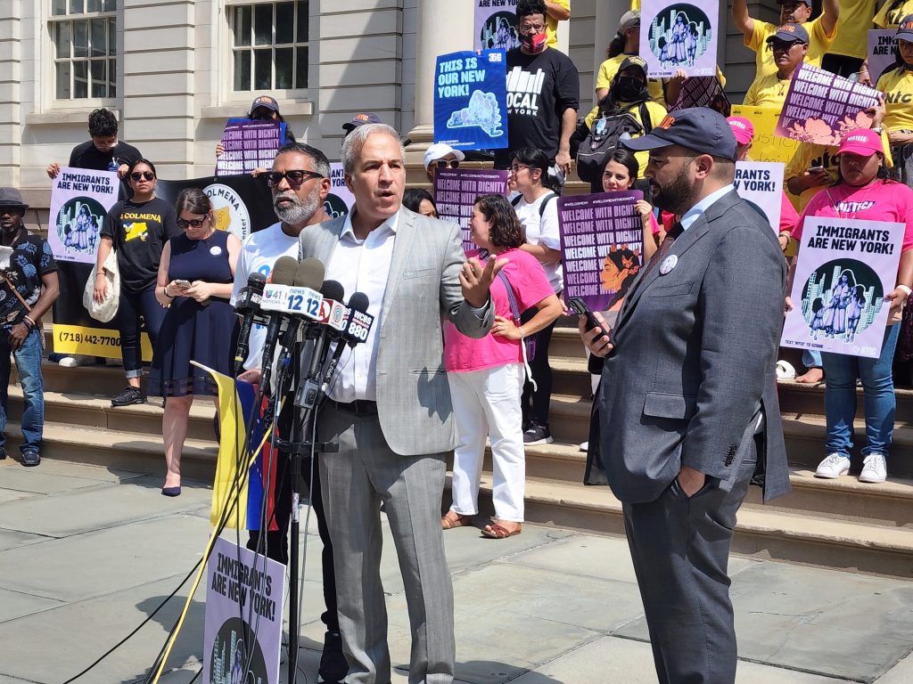 ONG de Nueva York desbordadas por la ola de migrantes enviados por Texas - ong-de-nueva-york-desbordadas-por-la-ola-de-migrantes-enviados-por-texas-2-1024x768