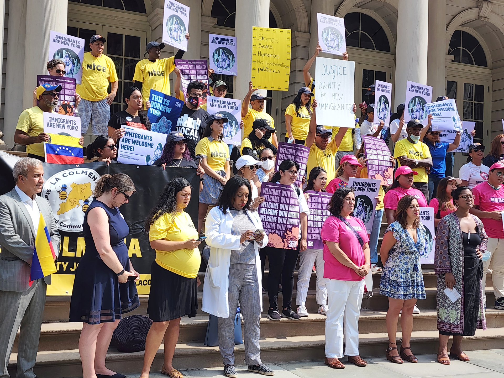 ONG de Nueva York desbordadas por la ola de migrantes enviados por Texas