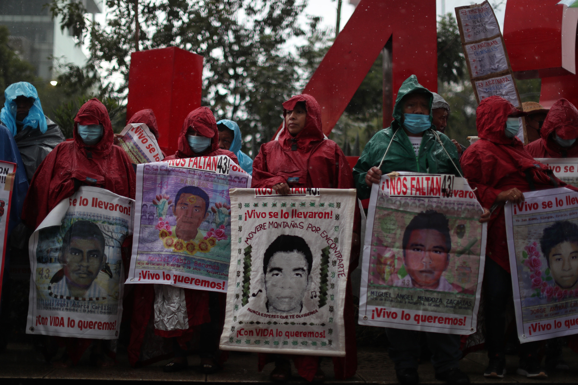 Padres de los 43 normalistas de Ayotzinapa seguirán buscándolos con vida Padres de los 43 normalistas de Ayotzinapa seguirán buscándolos con vida