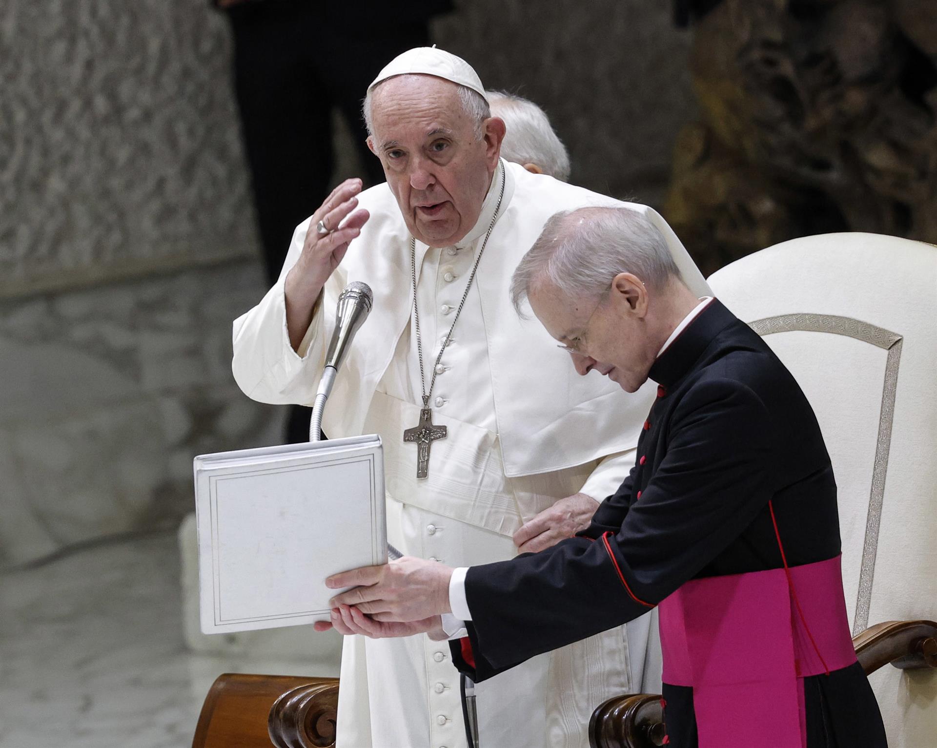 Papa Francisco recibe en Roma a grupo de personas transgénero Papa Francisco recibe en Roma a grupo de personas transgénero