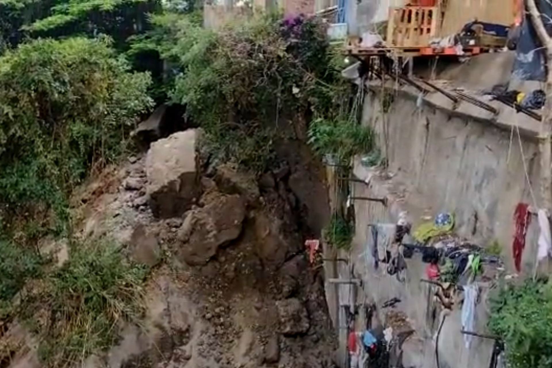 Colapsa paredón del Puente 2000 en Cuernavaca, Morelos
